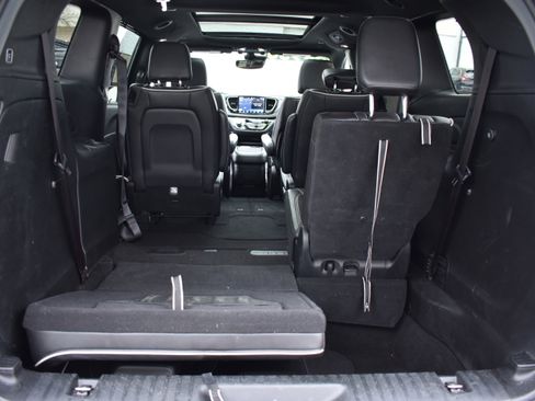 Used 2025 Chrysler Pacifica Limited image 35