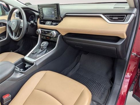 Used 2021 Toyota RAV4 XLE Premium image 31