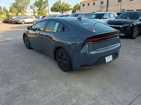 Used 2025 Toyota Prius LE FWD image 8