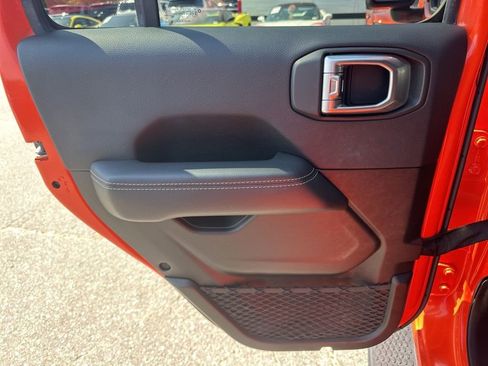 Used 2018 Jeep Wrangler Unlimited Sahara image 26