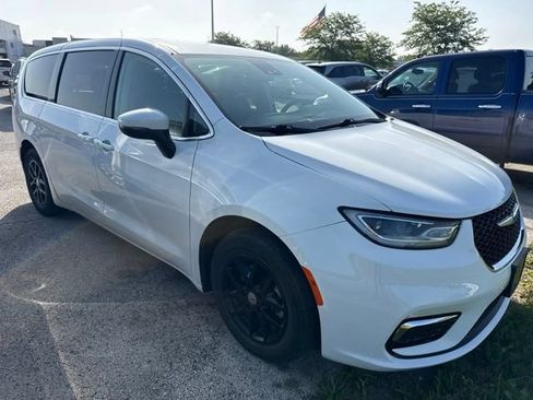 Used 2023 Chrysler Pacifica Touring-L FWD image 7