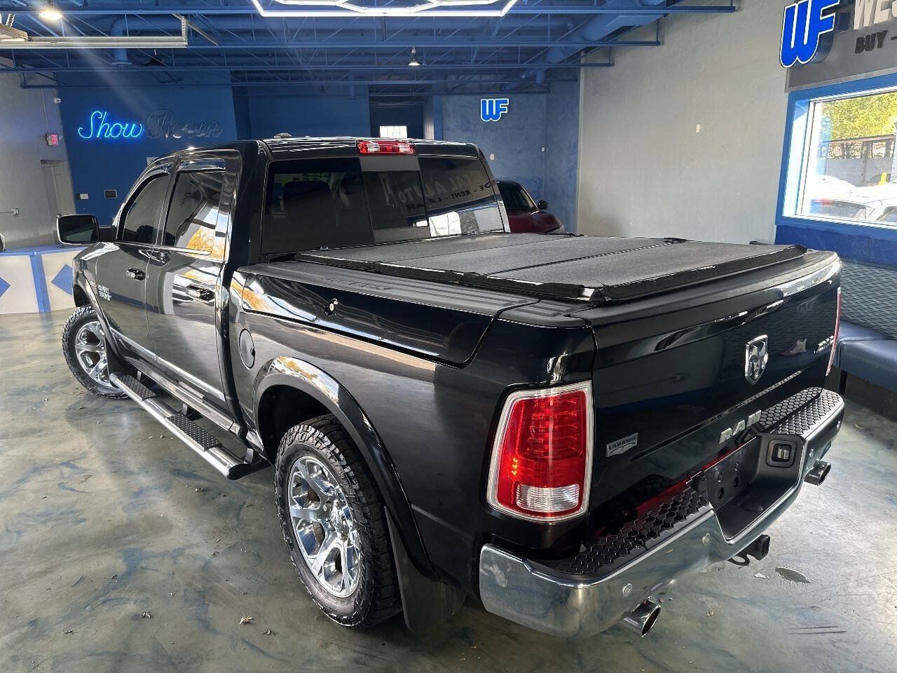 Used 2017 RAM 1500 Laramie AWD/4WD image 3