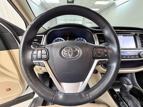Used 2019 Toyota Highlander Limited FWD image 46