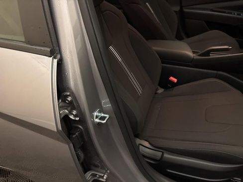 Certified 2025 Hyundai Elantra SE image 18