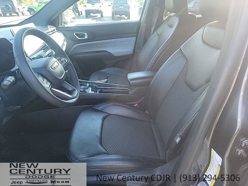 Used 2024 Jeep Compass Latitude image 8