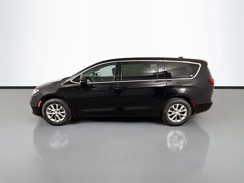 Used 2025 Chrysler Pacifica Select image 4