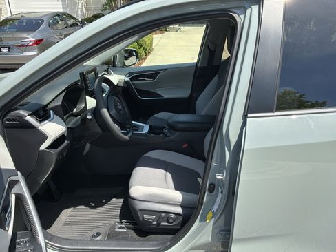 Used 2021 Toyota RAV4 XLE FWD image 16