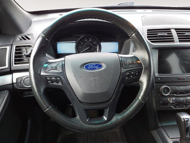 Used 2017 Ford Explorer XLT w/ Equipment Group 202A AWD/4WD image 13