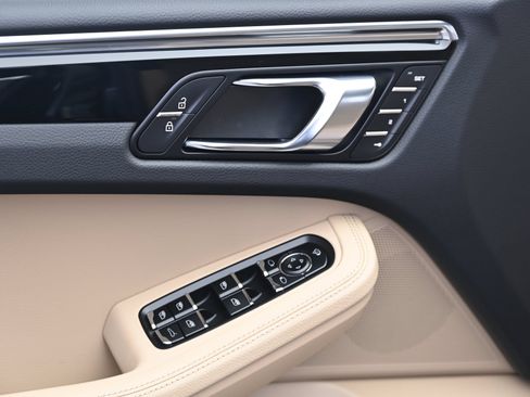 Used 2026 Porsche Macan AWD/4WD image 27