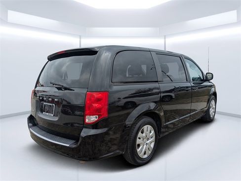 Used 2018 Dodge Grand Caravan SE w/ UConnect Hands-Free Group image 3