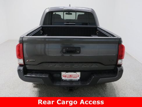 Used 2017 Toyota Tacoma TRD Off-Road image 8