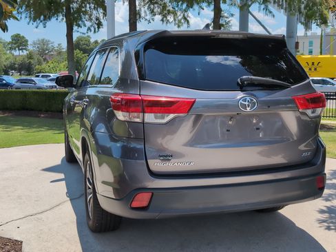 Used 2019 Toyota Highlander XLE FWD image 8