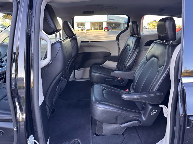 Used 2024 Chrysler Pacifica Touring-L FWD image 11