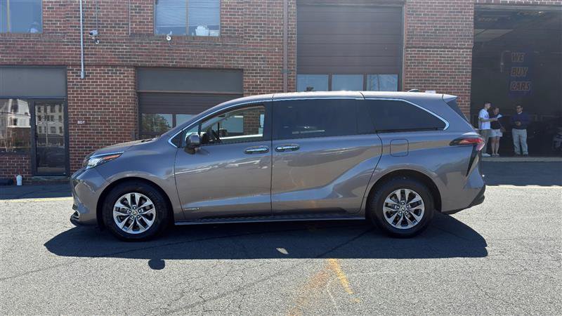 Used 2021 Toyota Sienna XLE AWD/4WD image 6