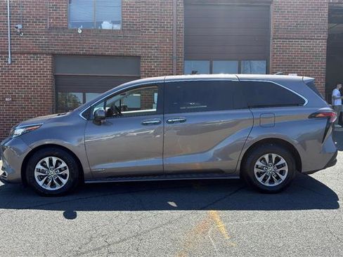 Used 2021 Toyota Sienna XLE AWD/4WD image 6