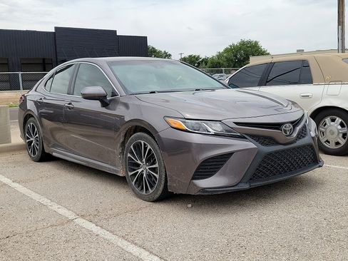 Used 2018 Toyota Camry SE FWD image 4