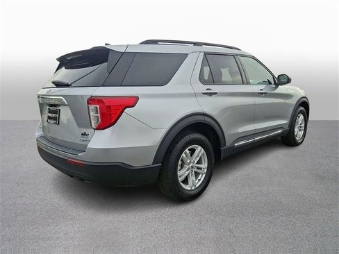 Used 2022 Ford Explorer XLT image 4