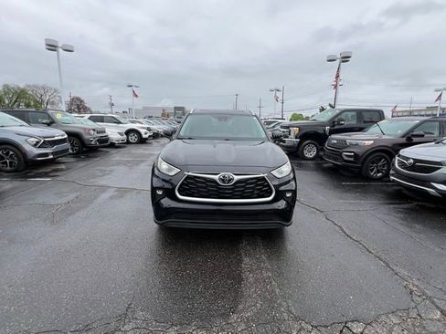 Used 2023 Toyota Highlander XLE AWD/4WD image 9