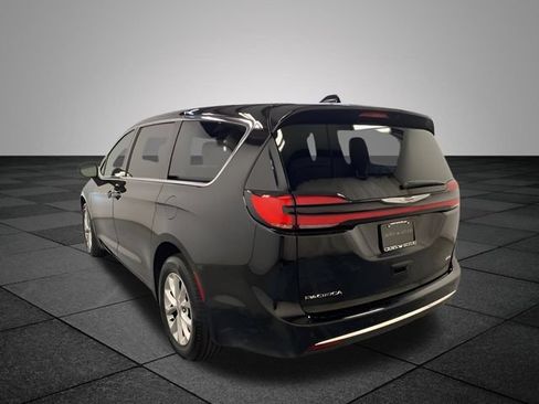 Used 2025 Chrysler Pacifica Select AWD/4WD image 4