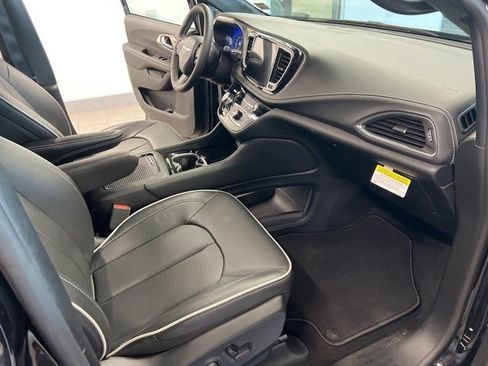 Used 2024 Chrysler Pacifica Limited w/ S Appearance Package image 18
