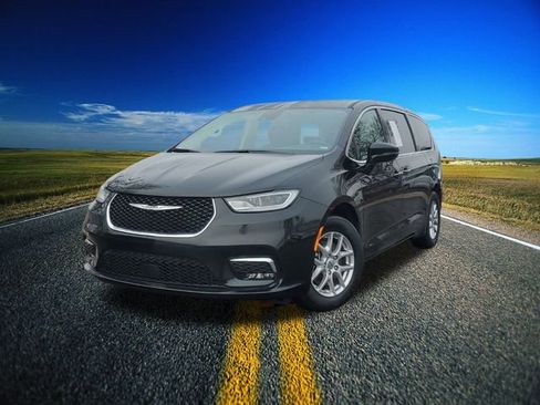 Certified 2024 Chrysler Pacifica Touring-L image 32