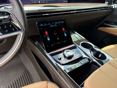 Certified 2025 Cadillac Escalade Premium Luxury w/ LPO, Floor Liner Package AWD/4WD image 27