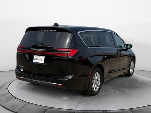 Used 2024 Chrysler Pacifica Touring-L FWD image 3