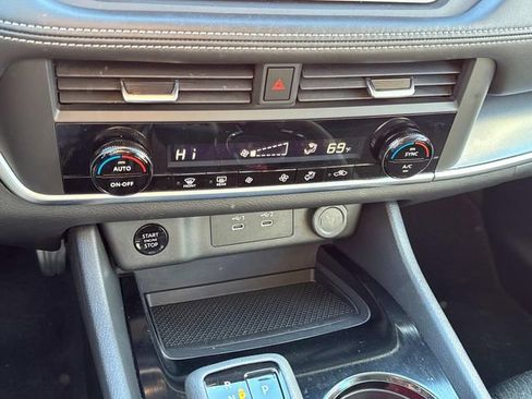 Used 2025 Nissan Rogue SV image 33