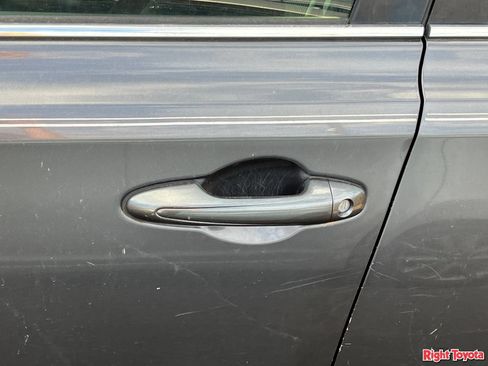 Used 2018 Toyota RAV4 LE FWD image 10