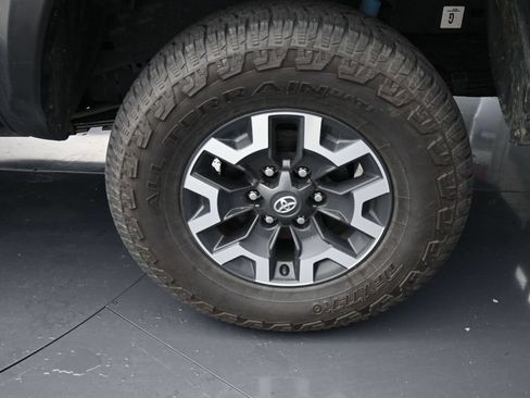 Used 2022 Toyota Tacoma TRD Off-Road w/ Technology Package AWD/4WD image 13