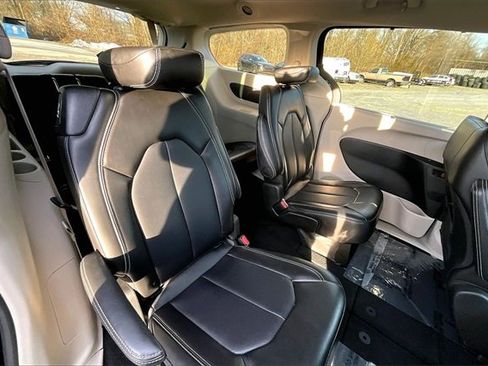 Used 2024 Chrysler Pacifica Touring-L image 27