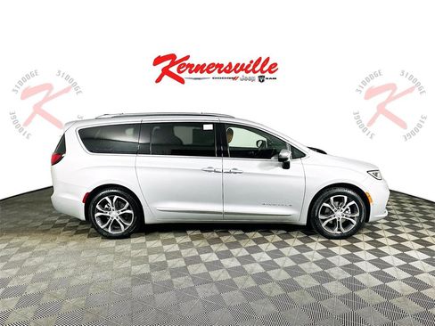 New 2026 Chrysler Pacifica Pinnacle image 8