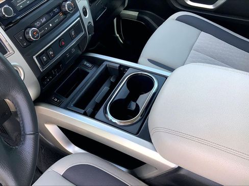 Used 2020 Nissan Titan SV w/ SV Convenience Package RWD image 17