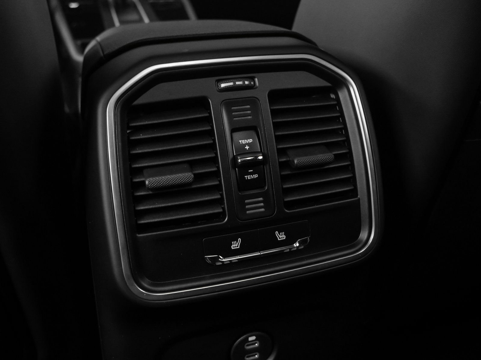 Certified 2025 Porsche Macan AWD/4WD image 37