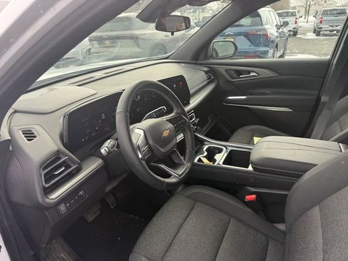 Used 2025 Chevrolet Traverse LT w/ Sun and Wheel Package image 10