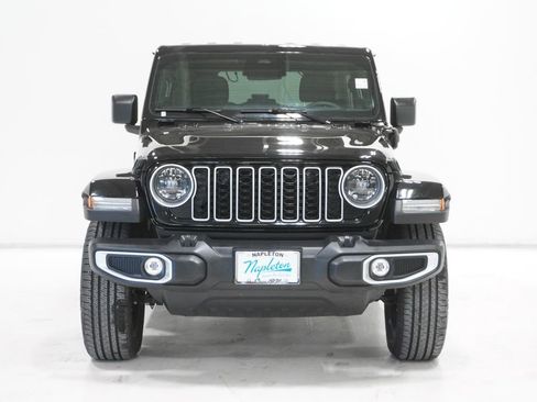 Used 2025 Jeep Wrangler Unlimited Sahara image 3