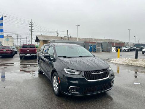 Certified 2024 Chrysler Pacifica Touring-L image 11