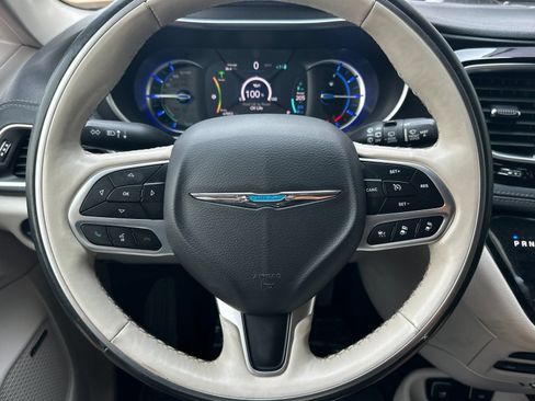 Used 2020 Chrysler Pacifica Limited w/ Advanced Safetytec Group FWD image 23