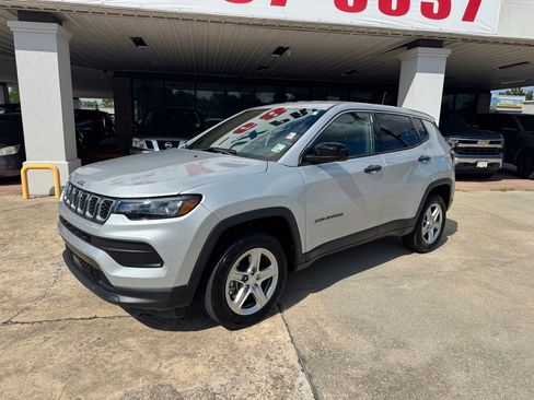 Used 2024 Jeep Compass Sport AWD/4WD image 2