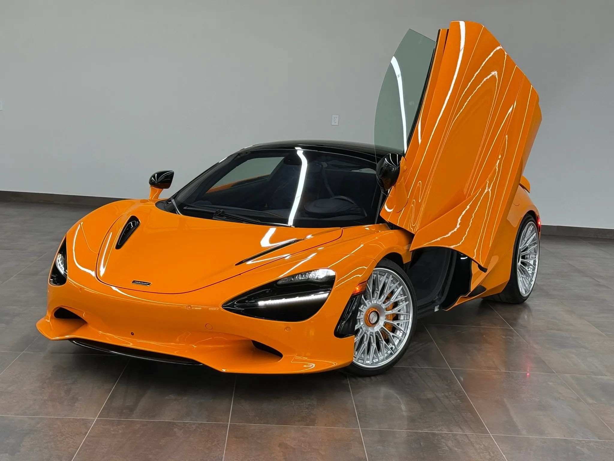 Used 2025 McLaren 750S Spider RWD image 4