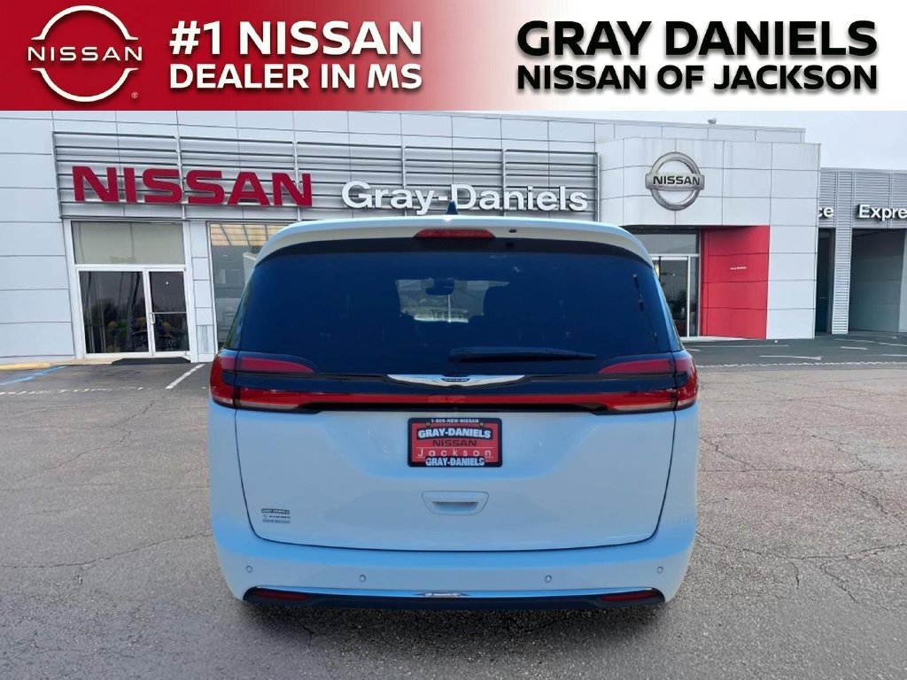 Used 2025 Chrysler Pacifica Select FWD image 6