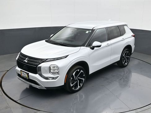 Used 2024 Mitsubishi Outlander SE image 14