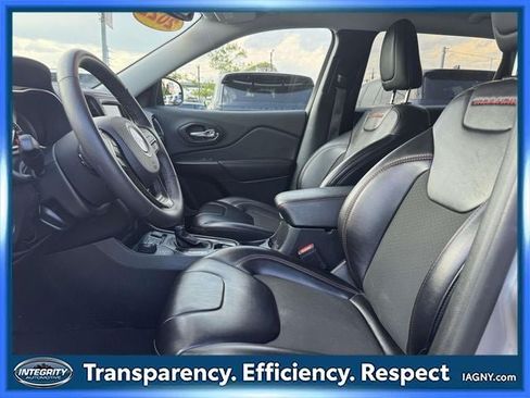 Used 2022 Jeep Cherokee Trailhawk w/ Comfort/Convenience Group AWD/4WD image 14