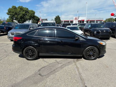 Used 2017 Ford Focus SE FWD image 2
