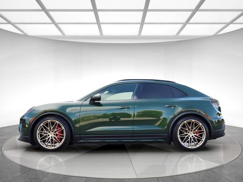 Used 2025 Porsche Macan 4S Electric AWD/4WD image 4