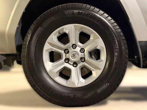 Used 2018 Toyota 4Runner SR5 AWD/4WD image 12
