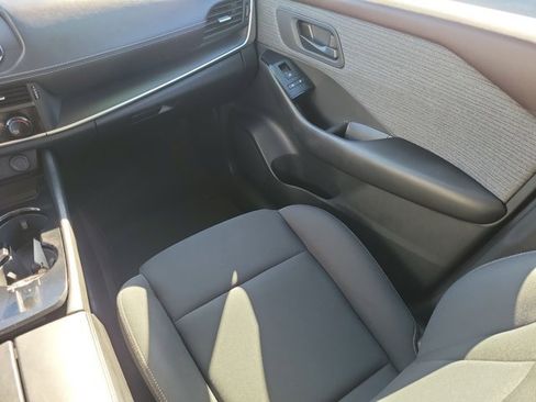 Used 2023 Nissan Rogue S image 15