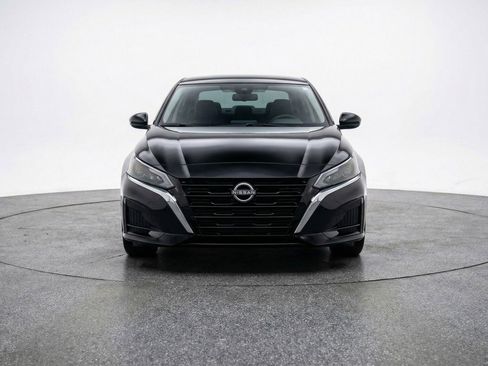 Used 2025 Nissan Altima 2.5 SV FWD image 2