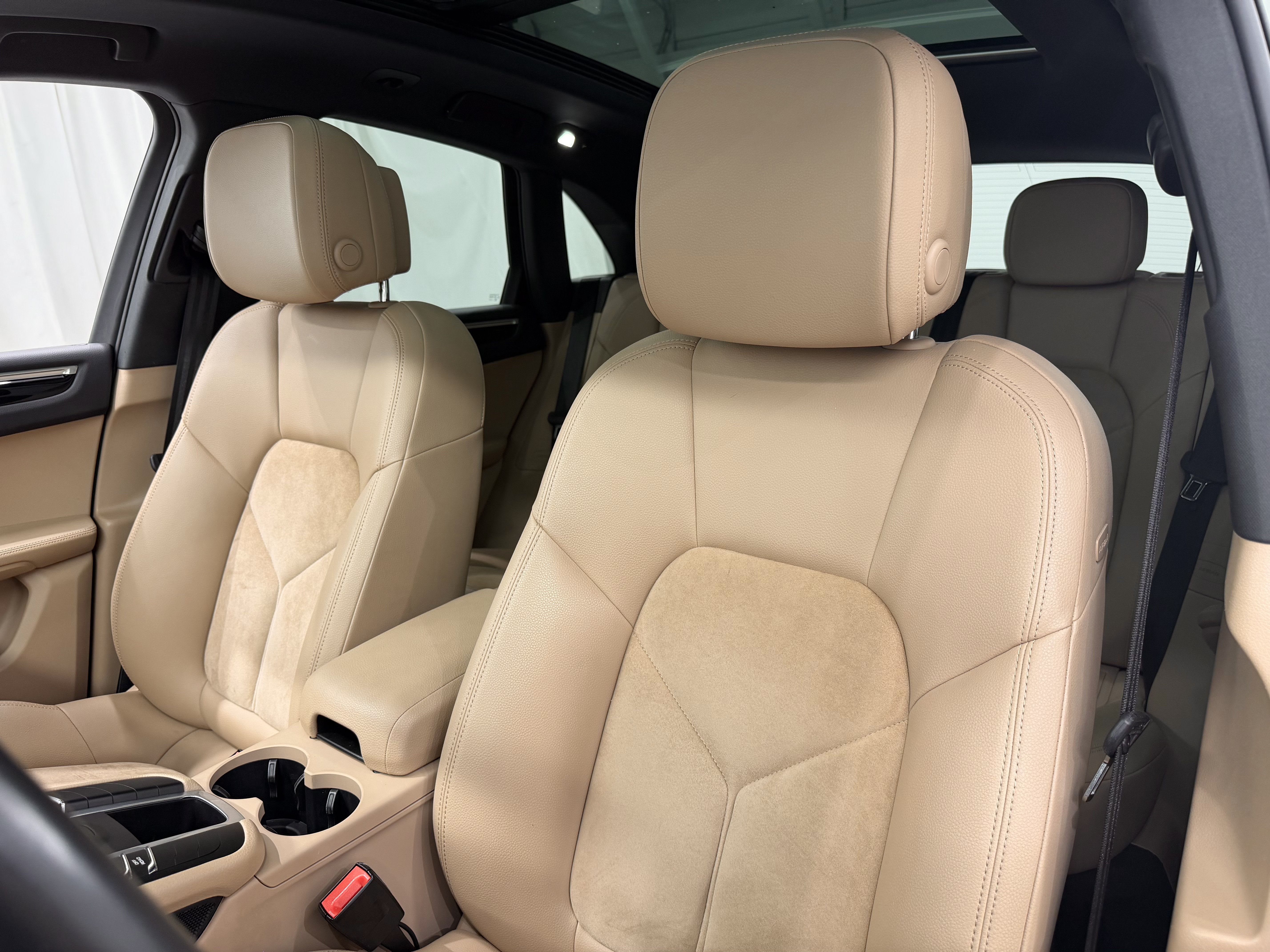 Certified 2021 Porsche Macan AWD/4WD image 30