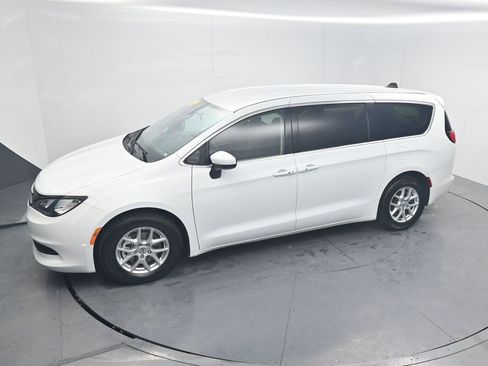 Used 2022 Chrysler Voyager LX image 57